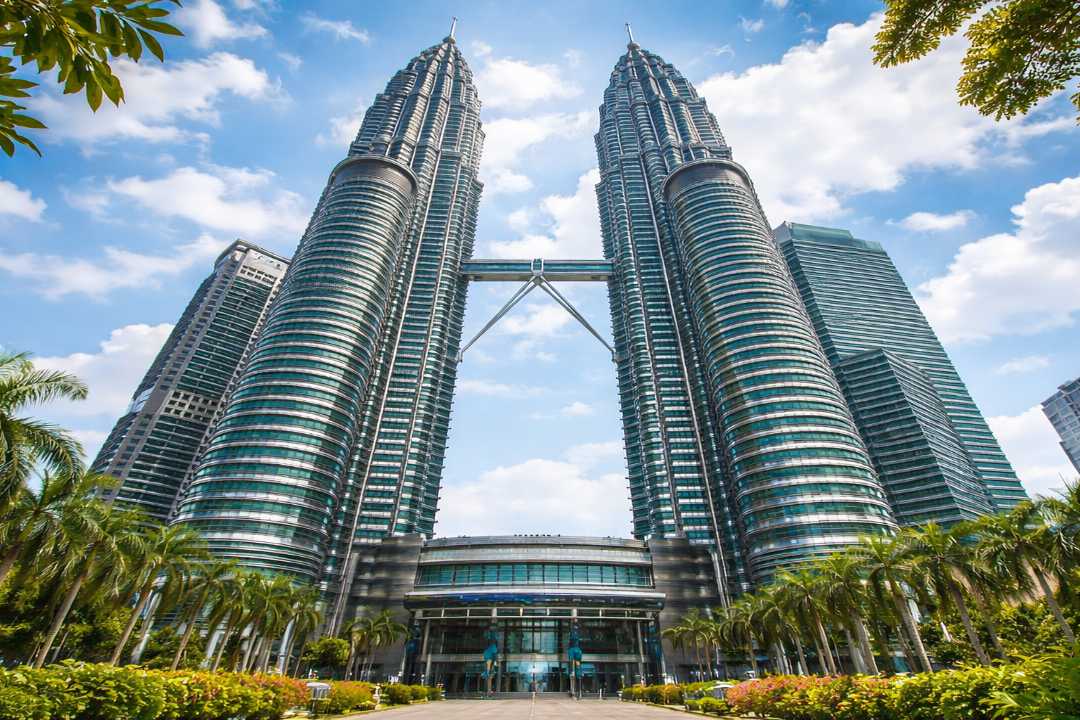 Petronas Twin Towers: Twin Towers with a Stunning Skybridge