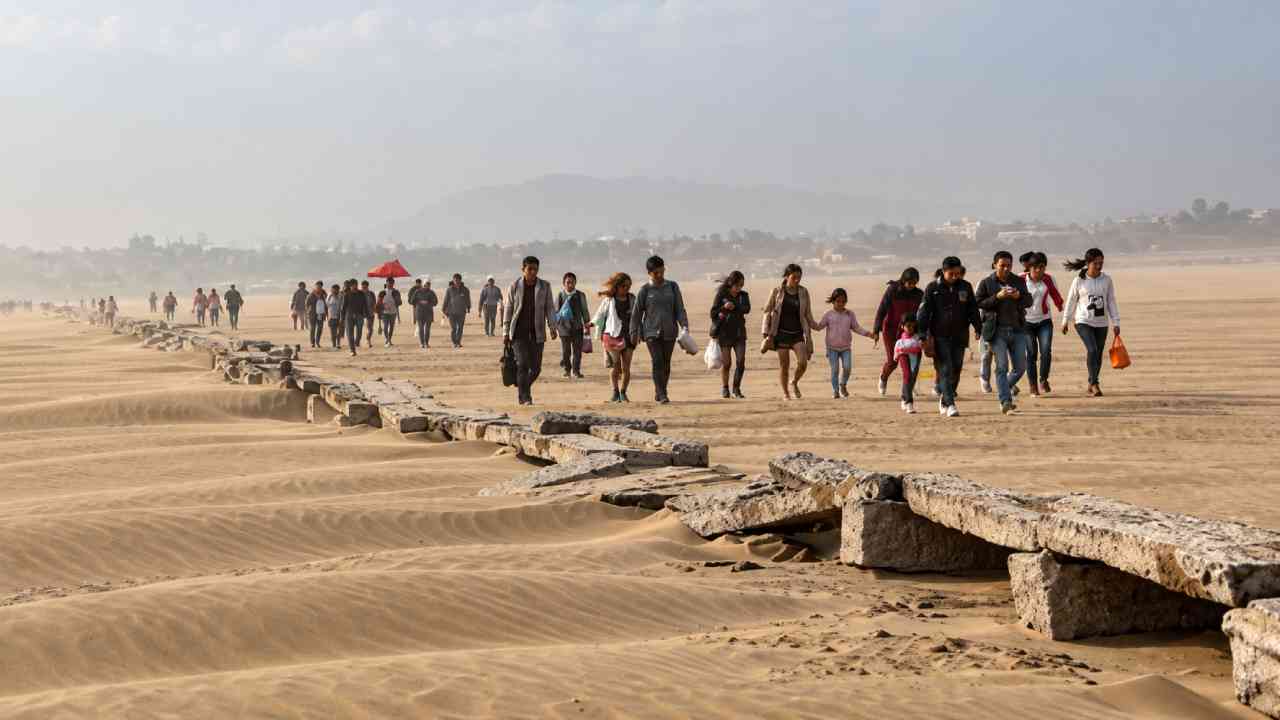 A 400-Year-Old Ming Dynasty Bridge Reappears from Poyang Lake